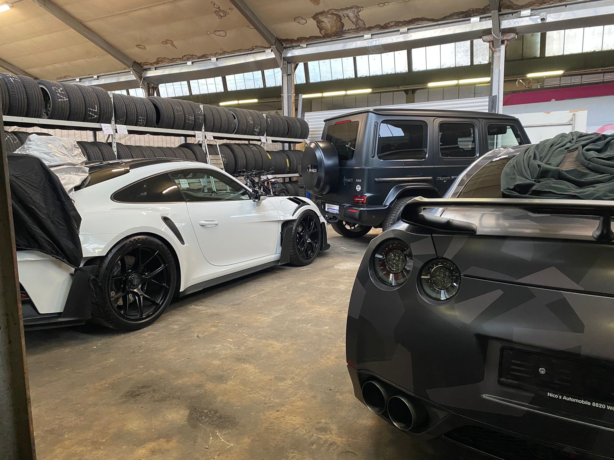 Sportwagen in der Halle